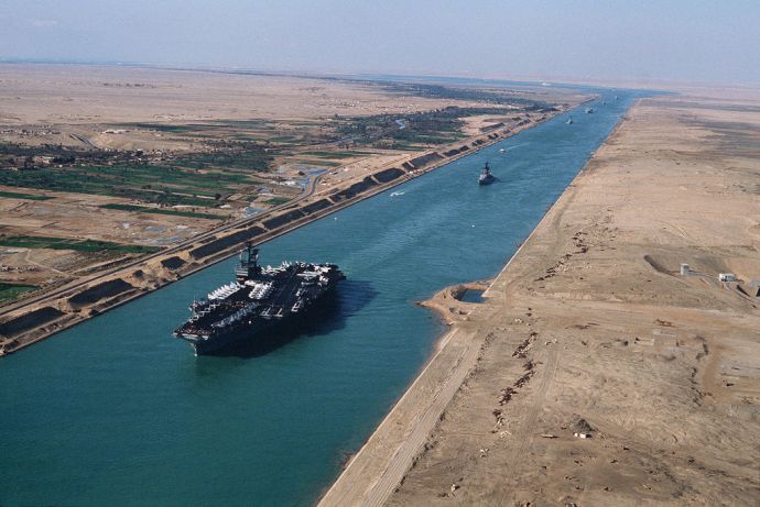 1024px-USS_America_(CV-66)_in_the_Suez_canal_1981