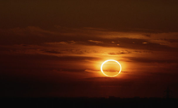 Eclissi-anulare-di-sole-del-1992-George-HallCORBIS